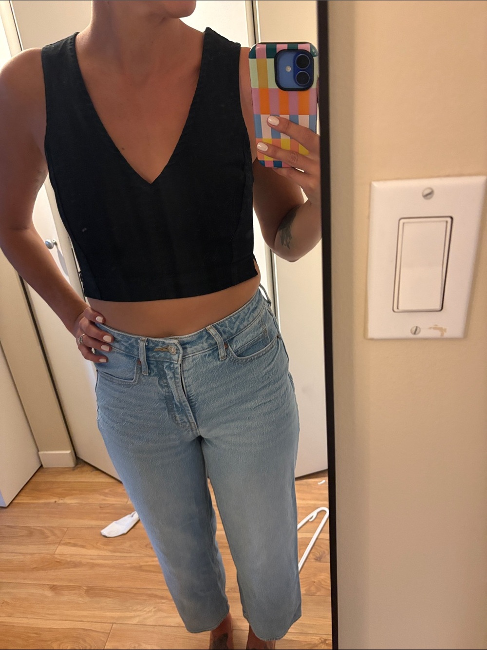 Aritzia Wilfred Black V-Neck Cropped Top